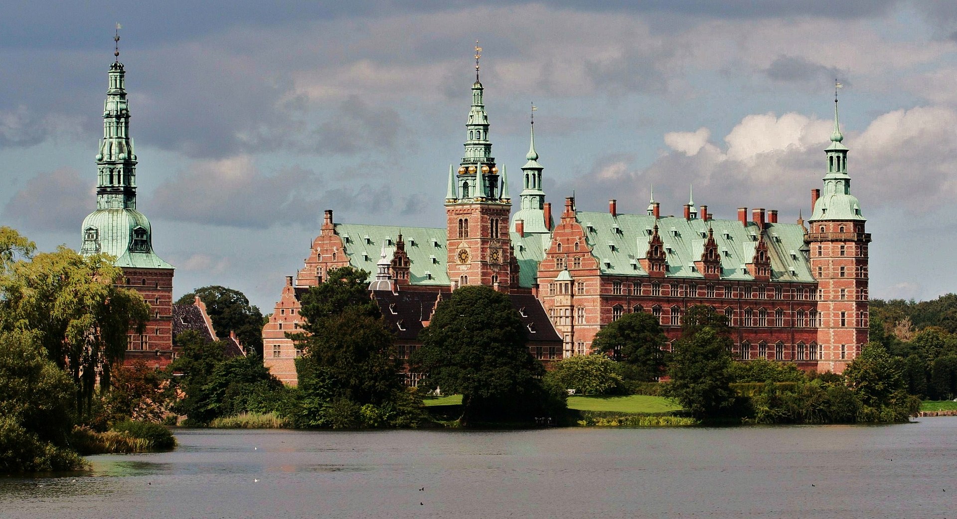 Frederiksborg Slot spejlet i søen ved Hillerød